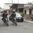 Policias custodiaron la casa donde la madrugada de ayer durante un velorio cinco personas fueron asesinadas.