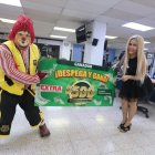 Trulito y Karito también quieren ganarse las 500 latas que regala Extra