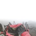 Auto al que le cayeron rocas.