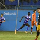 Janner Corozo (c) fue el verdugo de Barcelona, en la fecha 10 de la segunda etapa, en la victoria de 4-1 que logró Delfín.