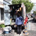 El peluquero de las mascotas se moviliza en una camioneta adecuada para sus labores.