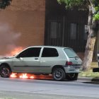Así quedó el carro luego de que le prendieran fuego.