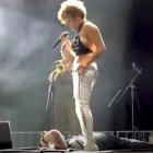 La cantante, cuando le orina la cara a un fan.