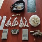 Driga, armas y otras halladas por la Policía en el domicilio del sospechoso.