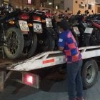Las motos retenidas en las últimas horas llenaron la plataforma de una grúa.