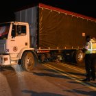 A los agentes se les dificultó levantar el cadáver, porque estaba atrapado entre las llantas.