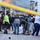 El choque se produjo entre una moto y un camión. El niño quedó sin vida en la vía.