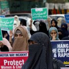 En el 2020 cientos de mujeres pakistaníes salieron a las calles a protestar y a exigir castigos ejemplares contra los violadores.