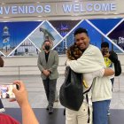 Carlos Mina a su arribo a Guayaquil. y un abrazo con un amigo.