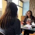 La víctima (de espaldas) junto a la abogada Johanna Orbe.