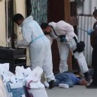 Personal de Dinased acudieron al sitio del cometimiento del crimen para recoger los indicios.
