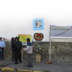 Familiares de las víctimas de la explosión colocaron flores en el centro de Riobamba.