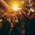 Todo ocurrió en un bar de Quito.