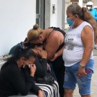 La mamá de Steven Lagos recibía el consuelo de sus parientes.