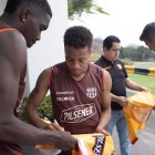 Barcelona volvió a los entrenamientos y sus jugadores firmaron camisetas para una labor social.