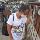 Días después de la masacre, padres y madres de familia se congregan en los exteriores del centro de reclusión para obtener noticias de sus allegados.