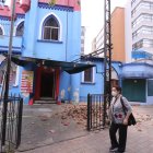 La mañana de este martes 23 de noviembre del 2021, un temblor alarmó a los ciudadanos de Quito. 

Eran aproximadamente las 10:50 cuando se sintió el sacudón. Según el Instituto Geofísico del Ecuador, la magnitud del temblor fue de 4.1 con una profundidad de 4.31 kilómetros. 

Además, el epicentro había sido a 13.45 kilómetros de la capital, en la parroquia de Puembocon al nororiente de Quito. 

El fenómeno natural se sintió en toda la capital. Patricia Guinda, la cocinera de un salón, ubicado en la avenida Juan León Mera, en el centro norte de la capital, se escapó de que le aplastará una piedra. 

La mujer sintió el sismo cuando estaba preparando la comida. "En ese momento cogi a mis dos hijos y salimos corriendo". Cuando fueron hasta la calle pedazos de piedras de unos 40 centímetros cayeron cerca de ellas. 

Una parte del techo se desplomó y afectó a un carro parqueado. El Ecu 911 espera que lleguen las alertas de posibles afectaciones en los sectores de la ciudad . 

A través de redes sociales, los capitalinos reportaron que sintieron el fuerte temblor. En Chillogallo, Quitumbe, Chiriyacu, en La Mariscal, Ciudad Bicentenario se publicaron fotos de personas evacuando. 

El alcalde de Quito, Santiago Guarderas, dijo que se activaron los protocolos. "Activamos protocolos de seguridad en instituciones municipales para precautelar la integridad de los ciudadanos. Recordamos mantener la calma y estar informados a través de fuentes oficiales".