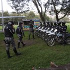 La Policía recorre los sectores, en el sur de Quito, en los cuales han encontrado grafitis con los símbolos de pandillas.
