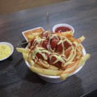 En la Sierra además de los aderezos comunes, le añaden una salsa de cebolla.