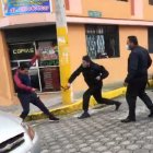 Con una correa se defendía el hombre que terminó con una puñalada en el hombro.