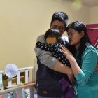 Los padres están desesperados por la salud de su nena.