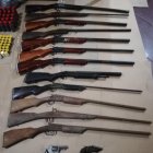 Las armas de largo alcance incautadas a la ferretería.