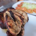 En la Sierra se lo acompaña con papas fritas en vez de chifles.