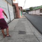 La madre del niño mostró el sitio donde ocurrió el percance.