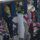 Rescatistas y autoridades trabajan hoy en la zona del accidente en Joquicingo, municipio de Manilalco, en el Estado de México (México). Un autobús de pasajeros chocó este viernes contra una vivienda en el municipio de Joquicingo, en el céntrico Estado de México, colindante con la capital mexicana, dejando 19 muertos y una veintena de heridos, según los reportes preliminares. "Hace unos minutos se registró un accidente en la carretera Joquicingo-Malinalco. Elementos de emergencia del Estado de México se encuentran atendiendo a las personas lesionadas", anunció en redes sociales el gobernador del estado, Alfredo del Mazo. EFE/Madla Hartz