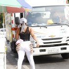 Ella afirma que tiene sus piernas marcadas por el  sol. Y advierte que no es ‘tuneada’, lo único falso en ella son sus pestañas postizas y uñas acrílicas.