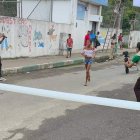 Nayeli cruzando la línea de meta y coronándose campeona de la competencia.