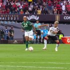 El volante del Flamengo Andreas Pereira (d) cometió un terrible error en la final de la Copa Libertadores.