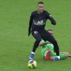 Neymar sufrió una dura entrada, durante el duelo entre el PSG y el Saint-Etienne.