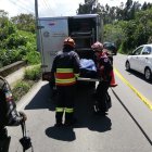 Los bomberos embarcaron el cuerpo en la ambulancia de Medicina Legal de Quito.