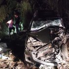 El vehículo en el que viajaban los dos funcionarios quedó destrozado.