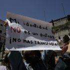 A Fernanda López (rojo con blanco) le parece inaudito lo ocurrido con las mujeres trans y por eso se unió a la protesta.