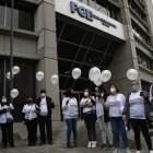 Familiares llegaron a la Fiscalía General del Estado, en Quito.