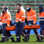 Neymar tuvo que salir en camilla del campo de juego por un golpe en su tobillo izquierdo.