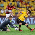 Barcelona fue eliminado por Flamengo en la semifinal de la Copa Libertadores 2021. AMDEP398. GUAYAQUIL (ECUADOR), 29/09/2021.- El arquero Javier Burrai (i) de Barcelona disputa un balón con Gabriel Barbosa 'Gabi' de Flamengo hoy, en un partido de las semifinales de la Copa Libertadores entre Barcelona SC y Flamengo en el estadio Monumental en Guayaquil (Ecuador). EFE/Franklin Jácome POOL