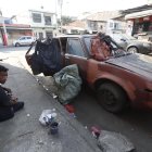 El ‘dueño’ del ‘drogomóvil’ ha ‘decorado’ las ventanas con fundas plásticas.