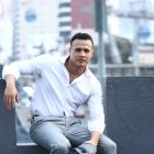 El bailarín se está encargando de su negocio de barbería.