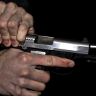 Referencial. Los asaltantes abordaron un taxi y sometieron al conductor, lo metieron a la cajuela y utilizaron el vehículo para cometer el robo.