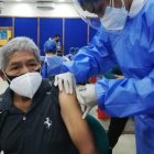 Al momento se vacuna con tercera dosis a los adultos mayores.