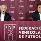 José Néstor Pekerman (i) habla en un rueda de prensa junto al presidente de a Federación Venezolana de Fútbol (FVF), Jorge Giménez