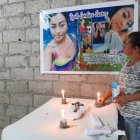 Carmen Suárez enciende velas en memoria de su hija, quien fue baleada