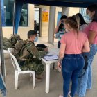 Este es el   momento en que las chicas salen de la cárcel. Una es colombiana.