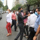 Cero distanciamiento, mascarillas fuera del rostro son las medidas de bioseguridad que algunos han olvidado, luego de ser vacunados.