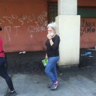 En algunos tramos de la calle Julián Coronel, los peatones tienen que taparse la nariz con lo que pueden para cruzar las zonas fétidas.