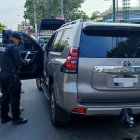 El vehículo en el que se trasladaba el ciudadano estaba a nombre de otra persona.