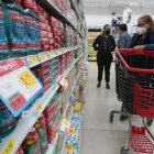 1. Conocen bien los días de ofertas en supermercados; están atentos a publicaciones en redes sociales para salir ‘soplados’ de sus casas